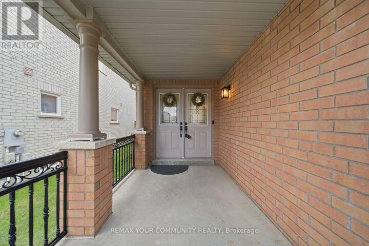 Property Photo:  18 La Neve Avenue  ON L4H 1N9 