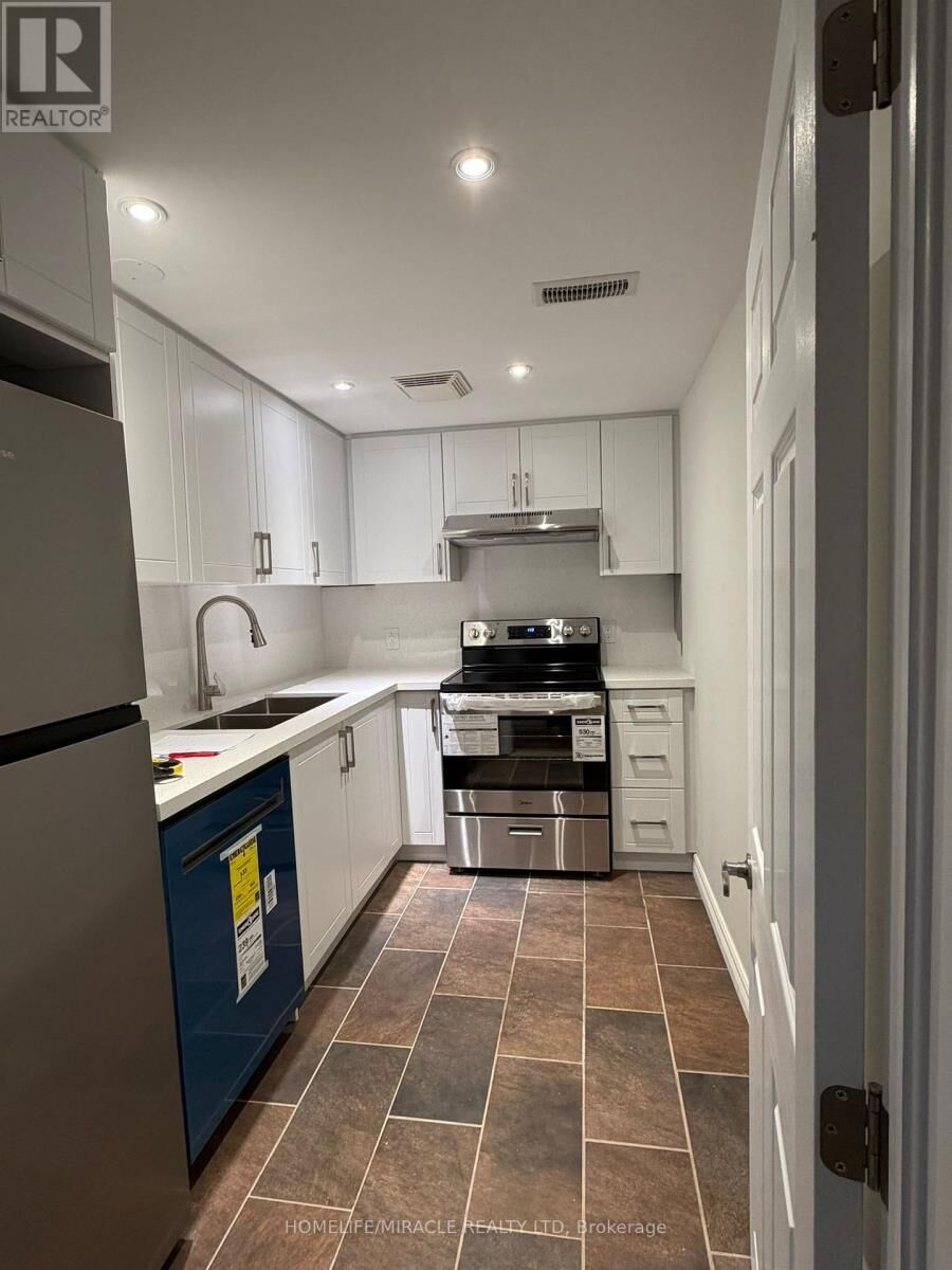 Property Photo:  17 Tarmack Drive  ON L4E 0E8 