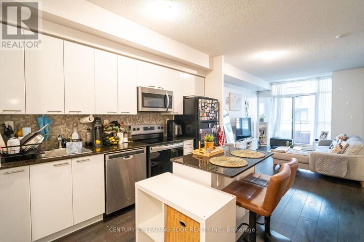 Property Photo:  15 Bruyeres Mews 517  ON M5V 0A7 