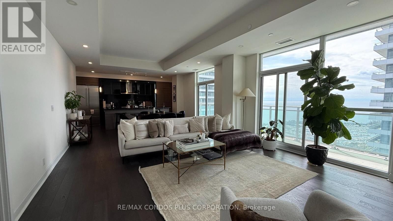 Property Photo:  33 Shore Breeze Drive 3901  ON M8V 0G1 