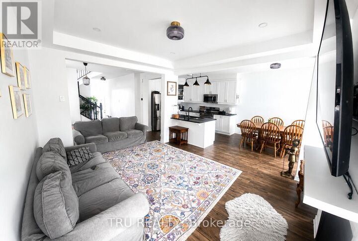 Property Photo:  711 Derreen Avenue  ON K2S 2Z2 