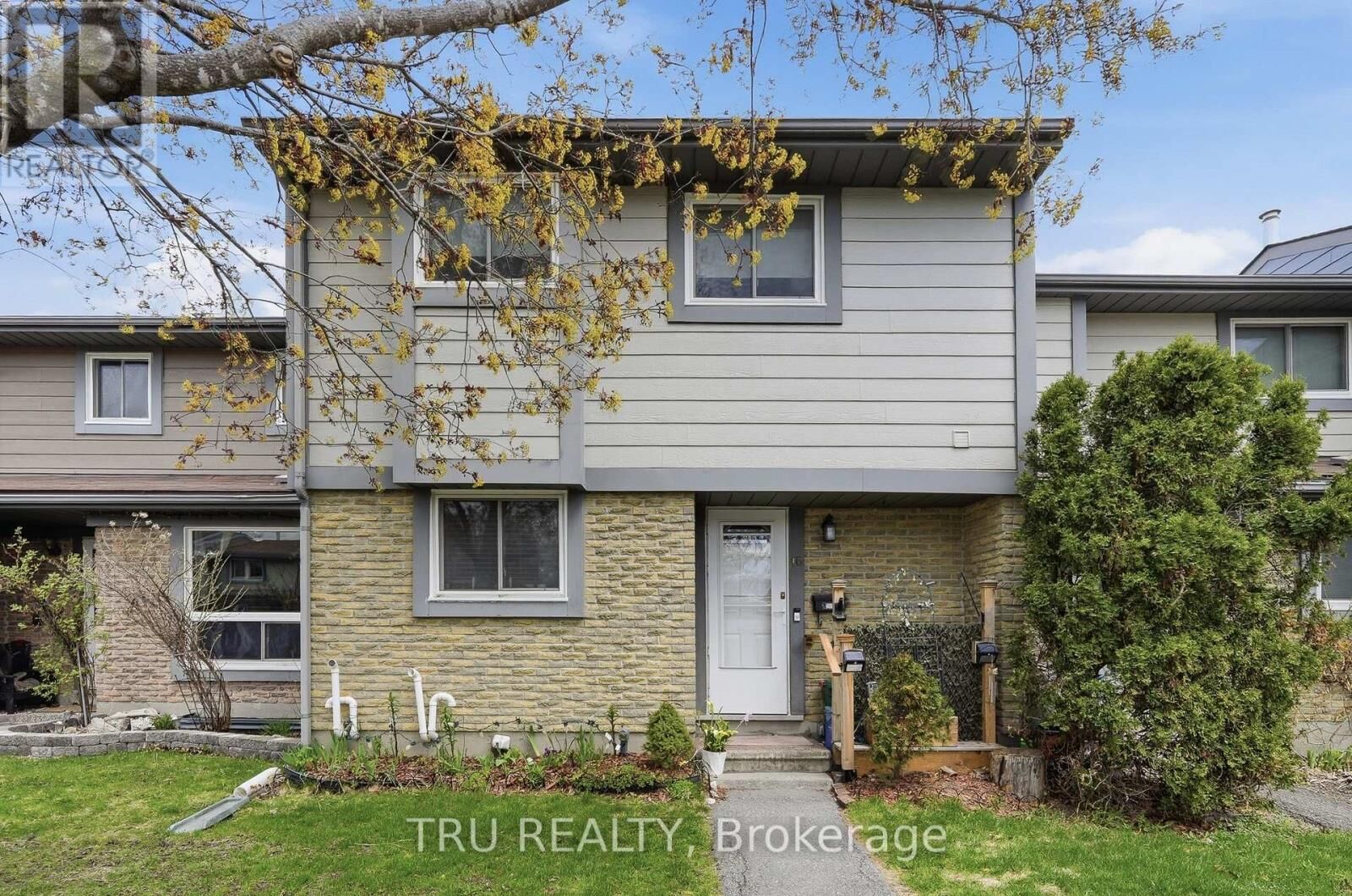 Property Photo:  2336 Orient Park Drive East 16  ON K1B 4N5 