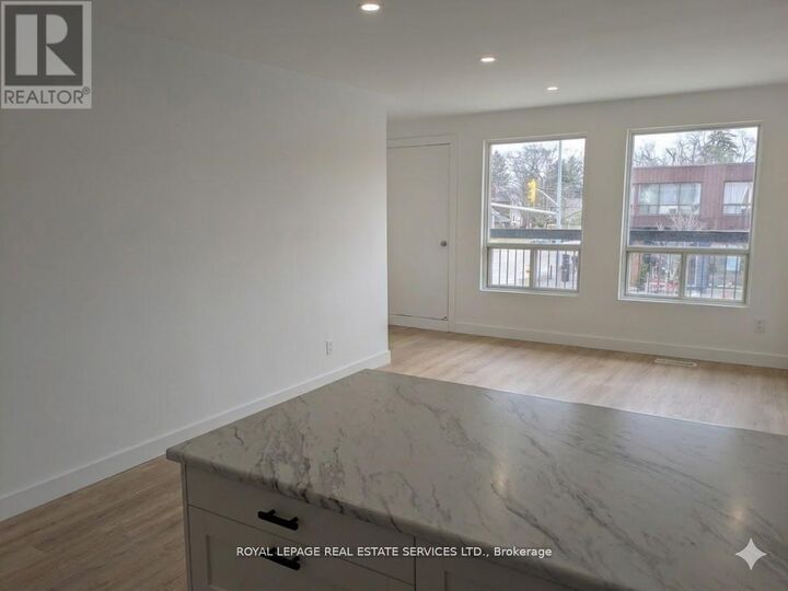 Property Photo:  272 Lakeshore Road East Upper  ON L5G 1H1 