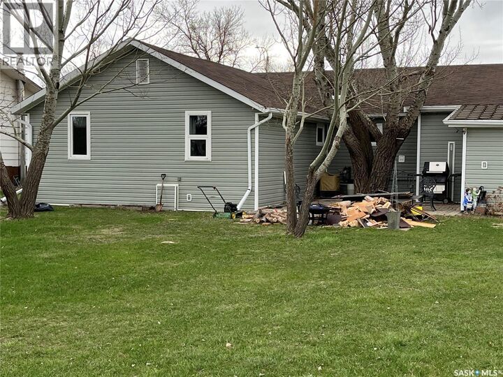 Property Photo:  9 2nd Street E  SK S0H 4K0 