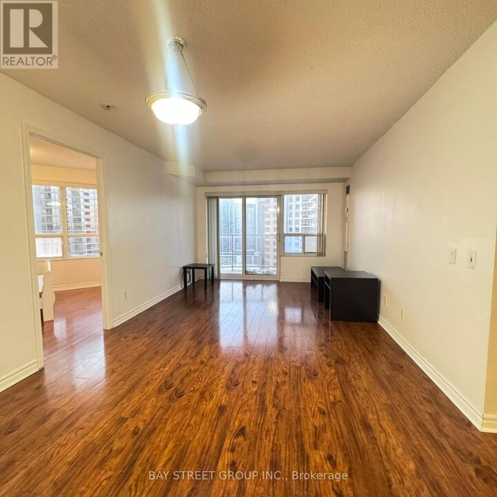 Property Photo:  25 Kingsbridge Garden Circle 2021  ON L5R 4B1 
