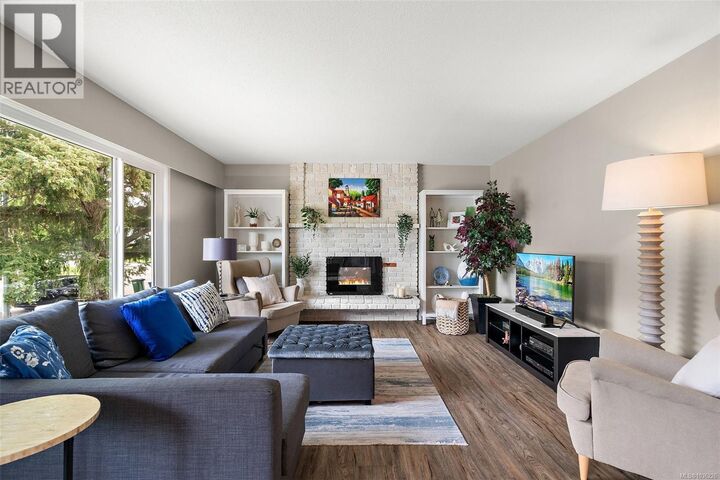 Property Photo: 1645 San Juan Avenue BC V8N 5G2