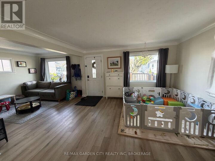 Property Photo:  39 Margery Avenue  ON L2R 6J9 