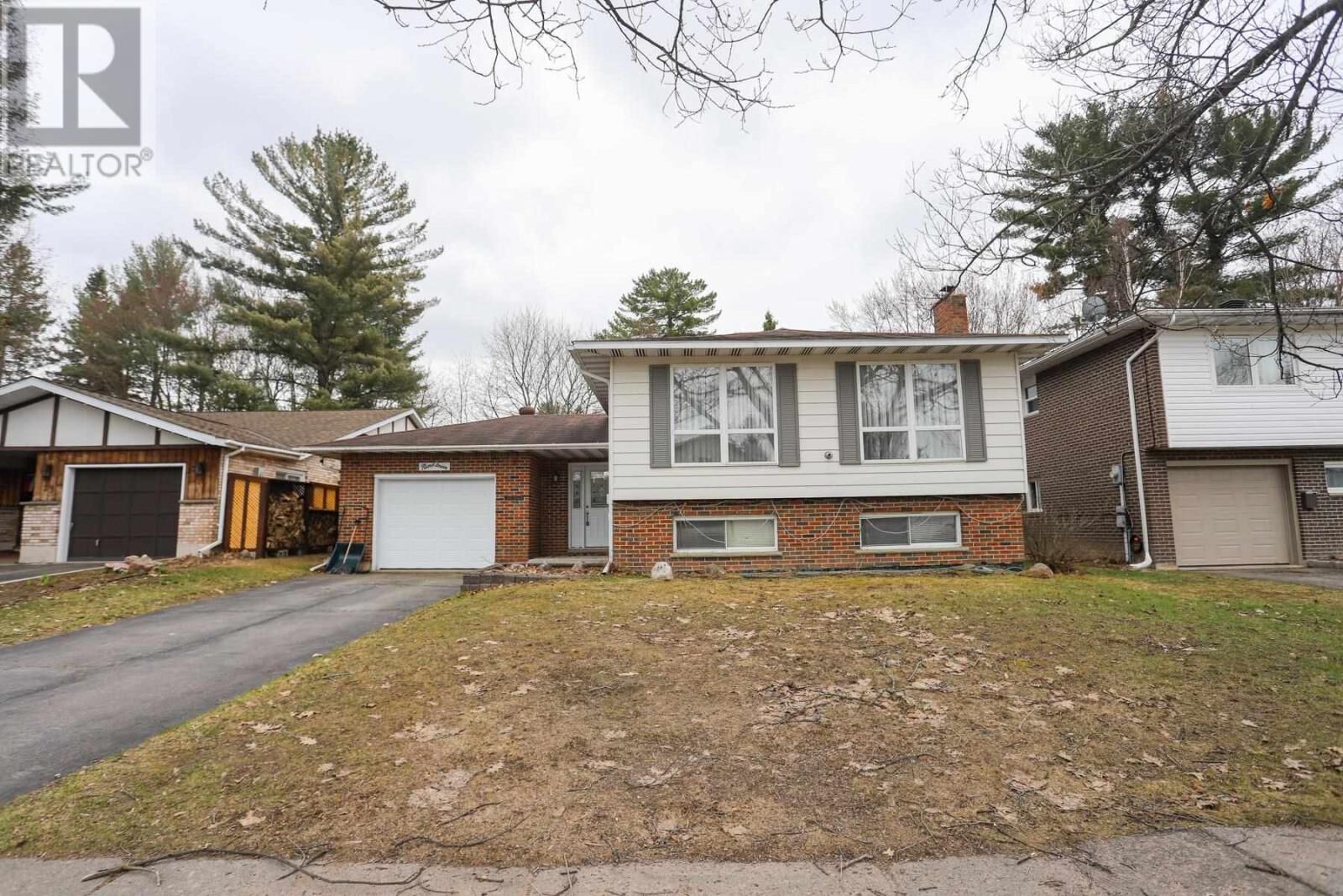 Property Photo:  19 Country Club Pl  ON P6A 5Z8 