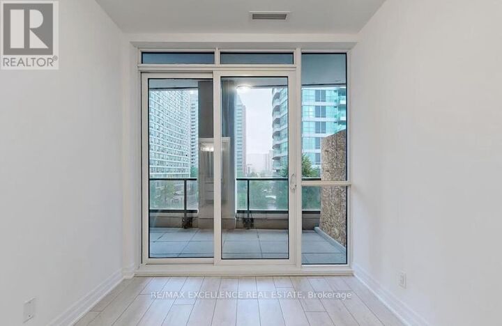 Property Photo:  30 Elm Drive West 301  ON L5A 4C3 