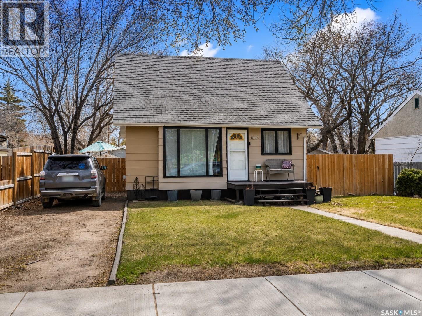 Property Photo:  1075 8th Avenue NW  SK S6H 4G2 