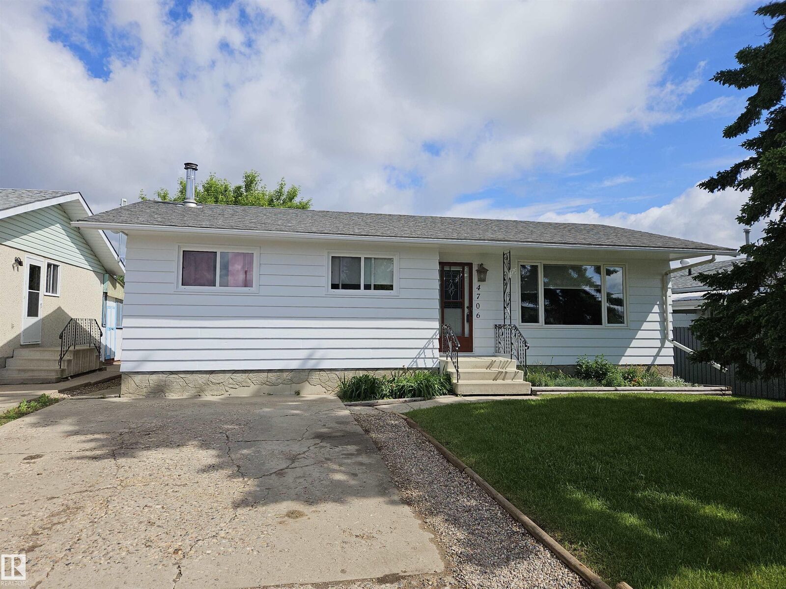 Property Photo: 4706 44 Avenue AB T0A 3A3