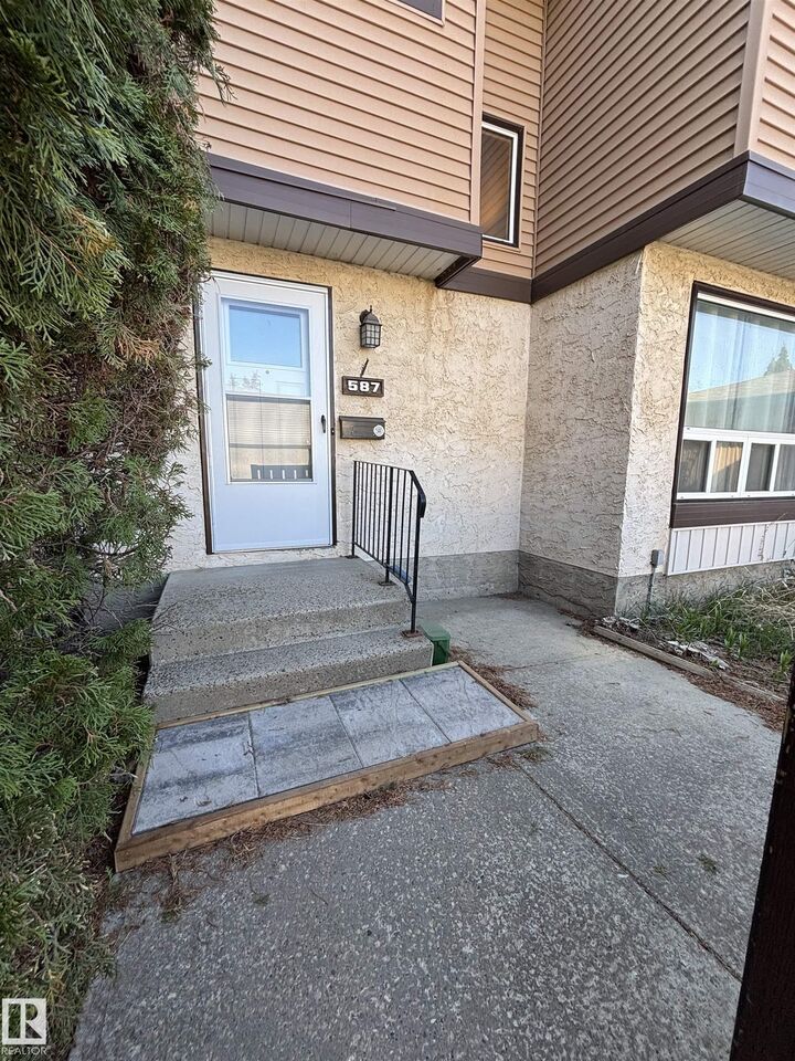 Property Photo:  587 Knottwood Road NW  AB T6K 2V6 