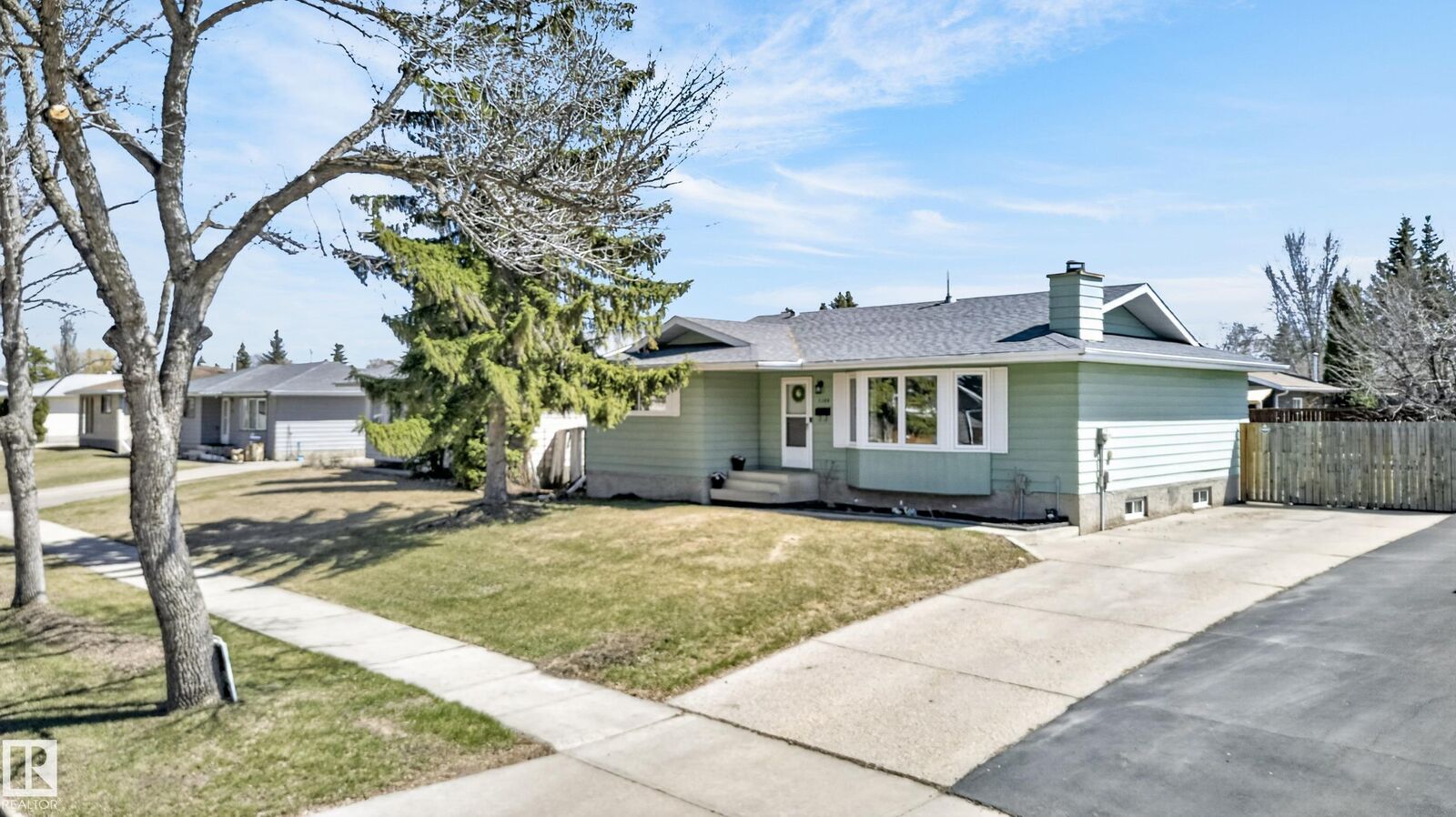 Property Photo:  8309 99 Avenue  AB T8L 3E4 