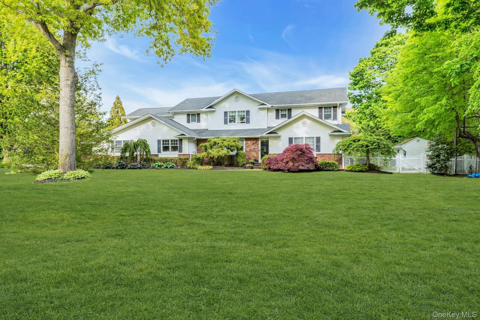 Property Photo:  227 Gillette Avenue  NY 11705 