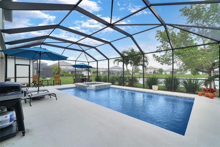 Property Photo: 517 Mimosa Court FL 34212