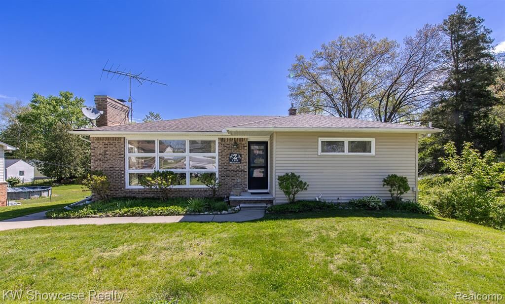 Property Photo:  4344 Waterloo Street  MI 48329 1466 