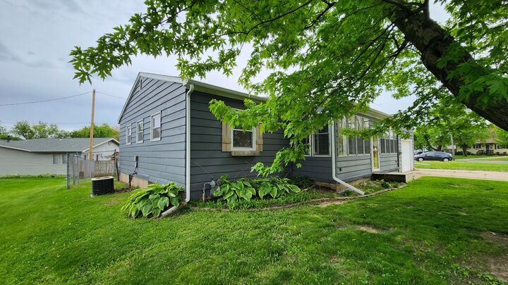 Property Photo:  739 Highview Drive  IA 52732 