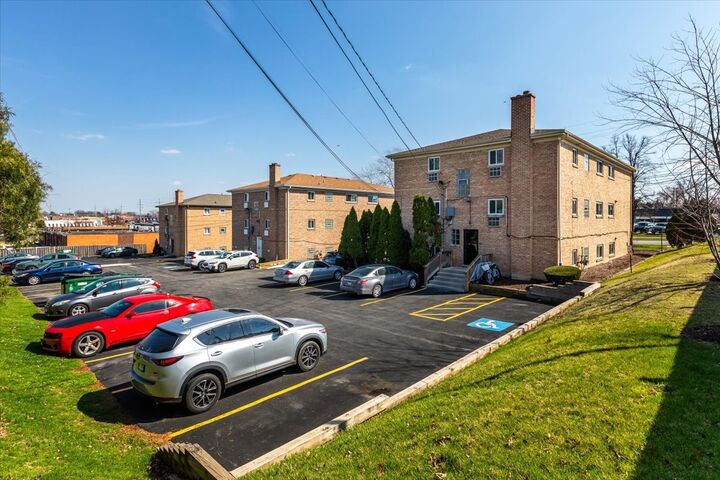 Property Photo:  