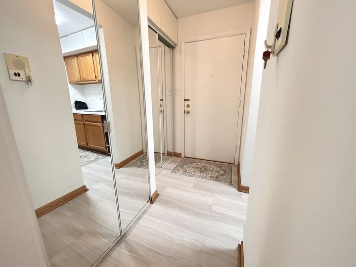 Property Photo: 5 Oak Creek Drive 3109 IL 60089