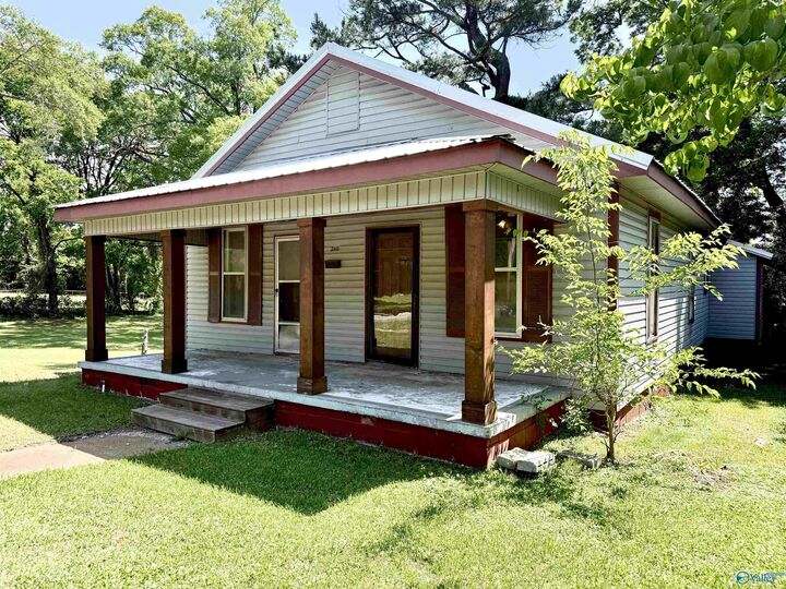 Property Photo:  210 4th Avenue NW  AL 35601 
