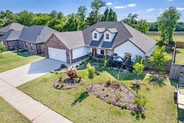 Property Photo:  307 N Tacoma Street  AR 72730 