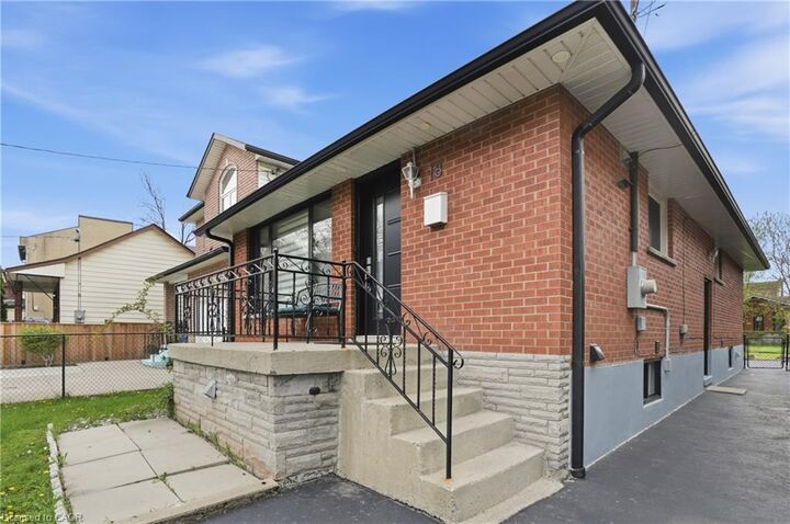 Property Photo:  18 Ferrie Street W  ON L8L 1C5 