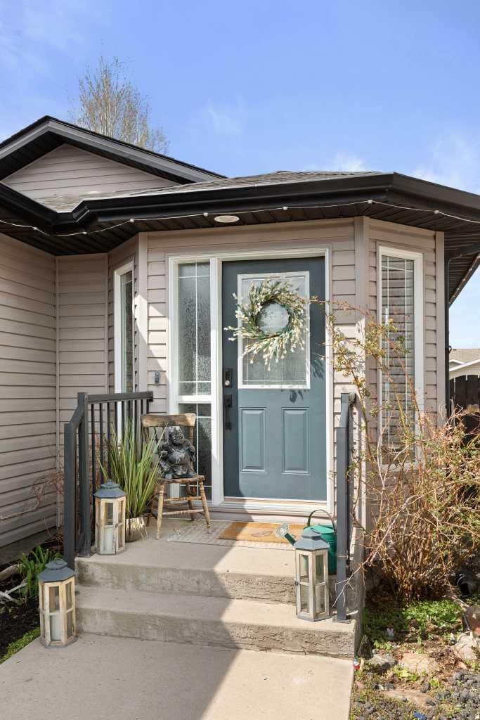 Property Photo:  221 Terrace Drive NE  AB T1C 2B6 