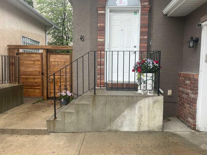 Property Photo:  45 Patterson Hill SW  AB T3H 2E6 