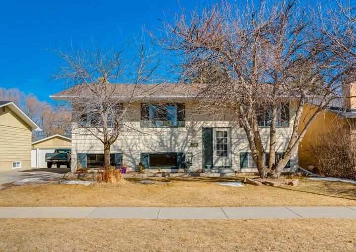 Property Photo:  10012 Oakfield Drive SW  AB T2V 4B4 