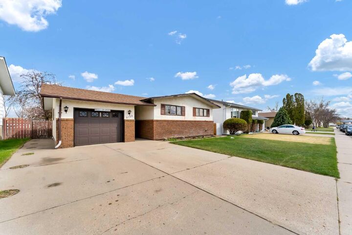 Property Photo:  2133 8 Avenue NE  AB T1C 1L2 
