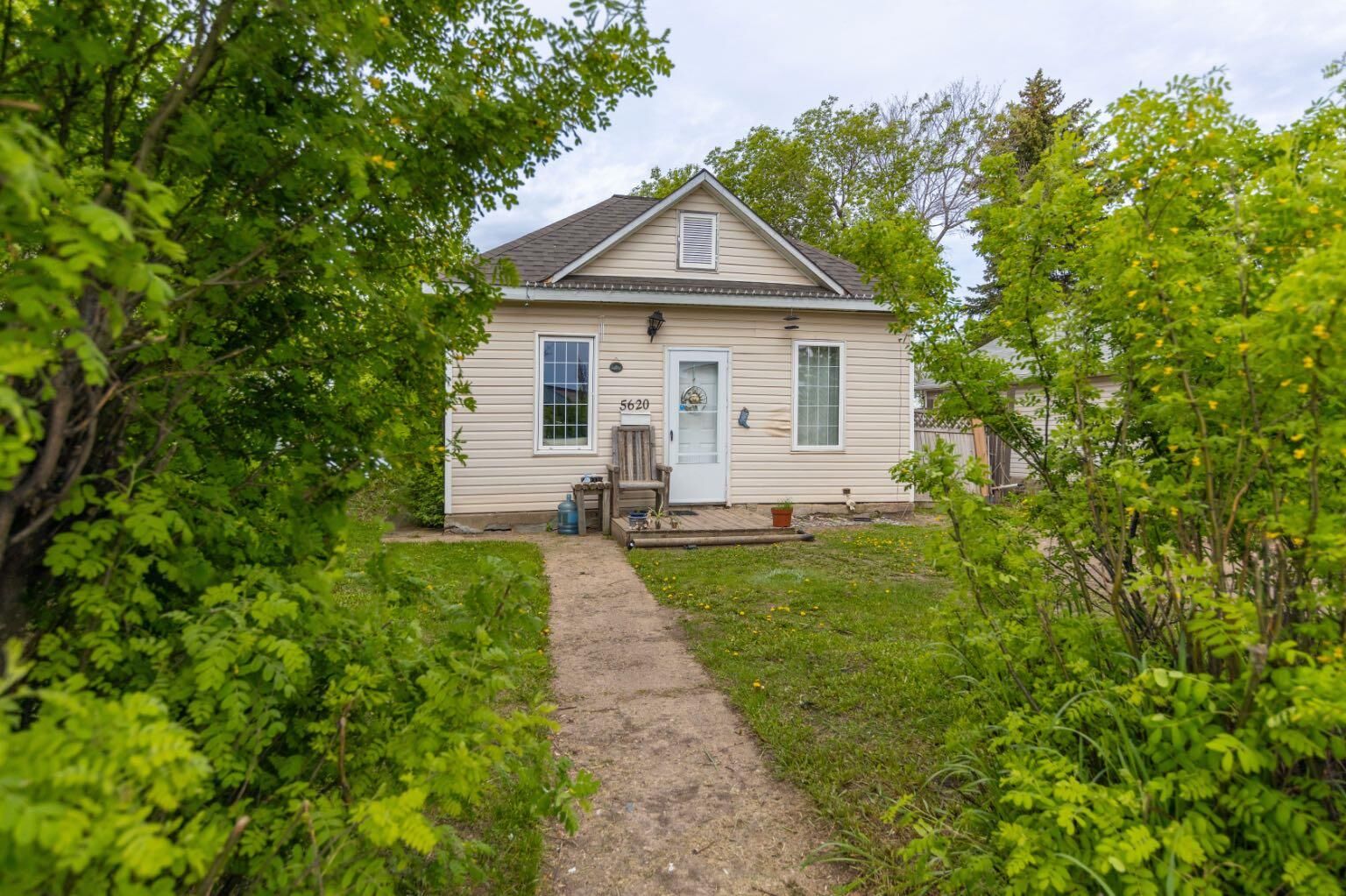 Property Photo:  5620 49 Street  SK S9V 0E5 