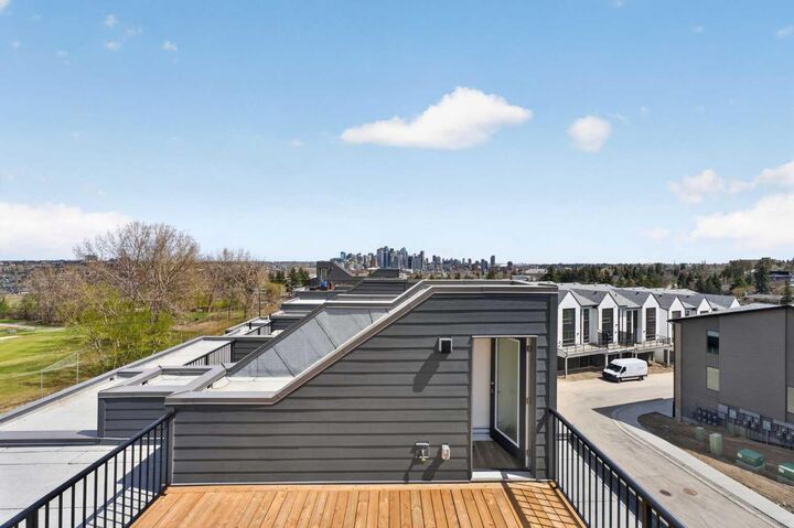 Property Photo:  2537 Sovereign Crescent SW  AB T3C 3Y3 