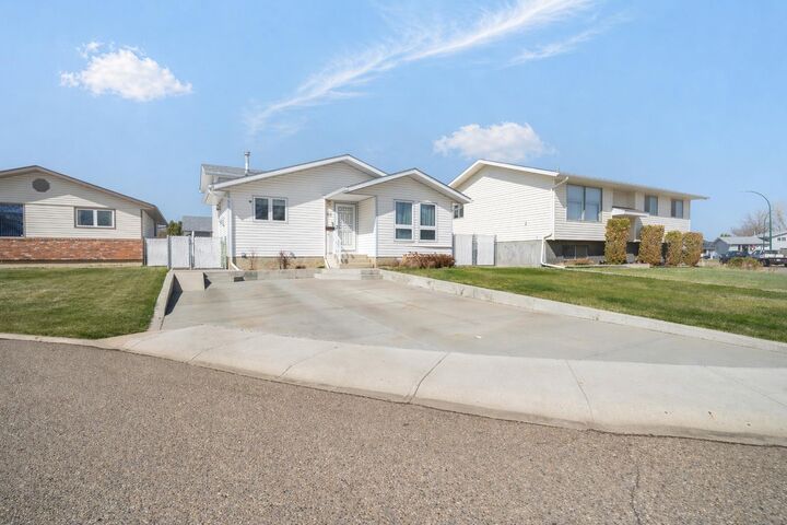 Property Photo:  10 Rossmere Place SE  AB T1B 2L6 