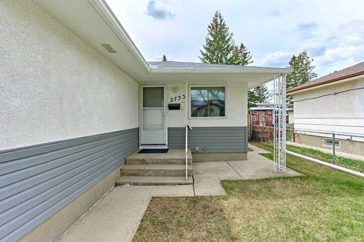 Property Photo:  2733 Brecken Road NW  AB T2L 1H4 
