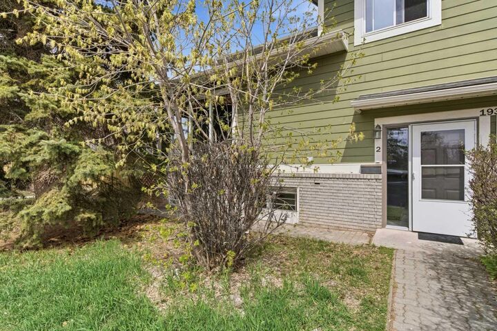 Property Photo:  1939 25A Street SW 2  AB T3E 1Y6 