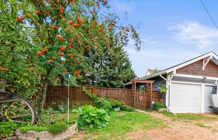 Property Photo:  36 Lakeview Avenue  AB T0C 2L0 
