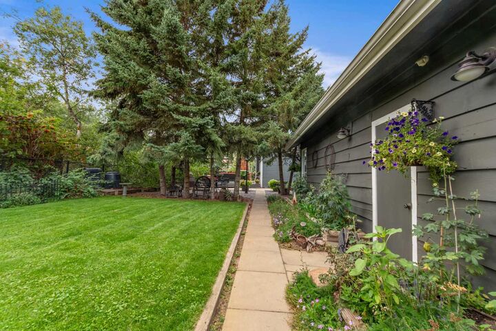 Property Photo: 36 Lakeview Avenue AB T0C 2L0