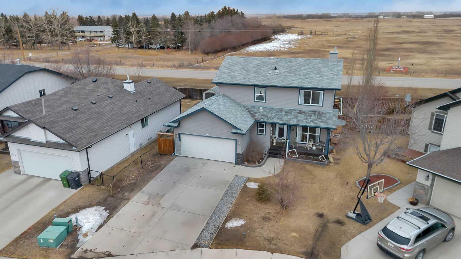 Property Photo:  512 Highland Close  AB T1P 1A5 