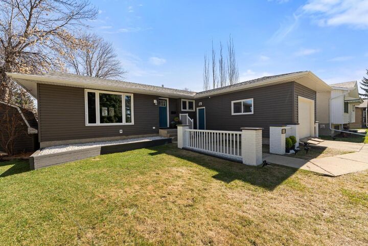 Property Photo:  6316 38 Avenue Close  AB T4V 2Z7 