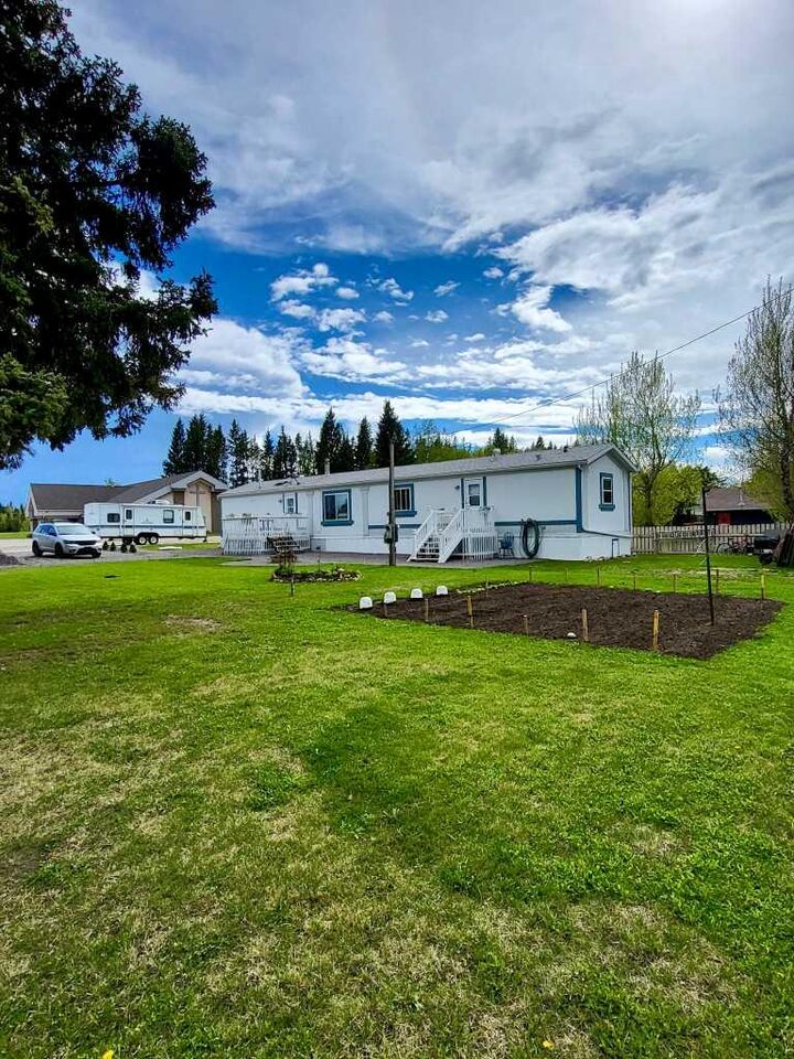 Property Photo:  106 3 Avenue  AB T0M 1H0 