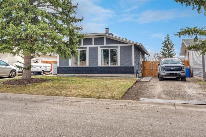 Property Photo:  112 Thorson Crescent  AB T1S 1C9 