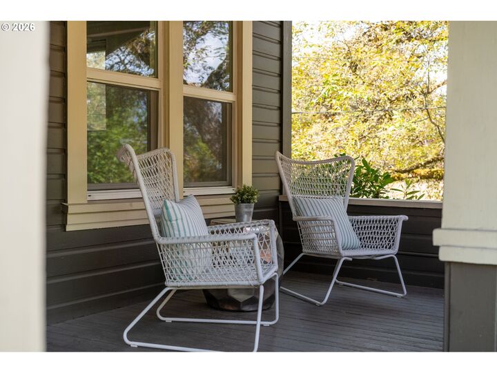 Property Photo:  608 SW Orchid St  OR 97219 