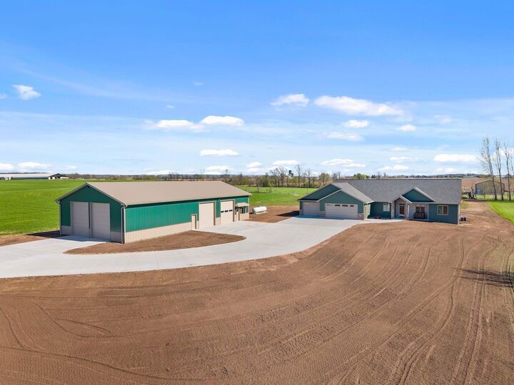 Property Photo:  932 Meadowlark Road  WI 54115-9648 