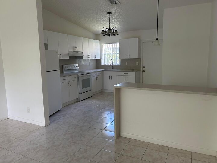 Property Photo:  6140 SW 41st Court 1  FL 33314 