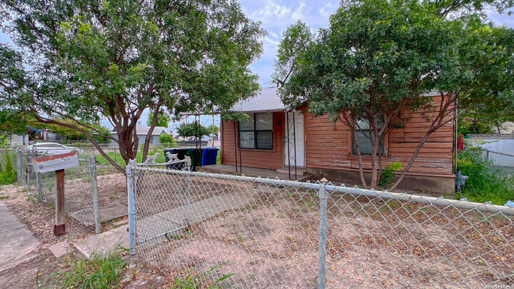 Property Photo:  2906 El Paso  TX 78207 