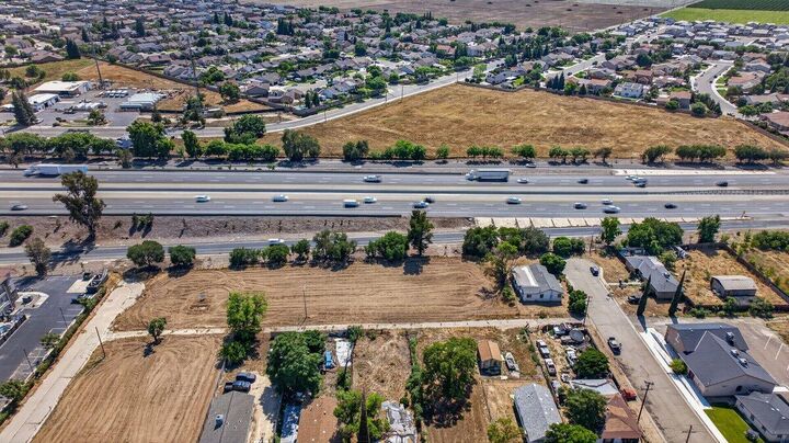 Property Photo:  312 W Tuolumne Street  CA 93625 