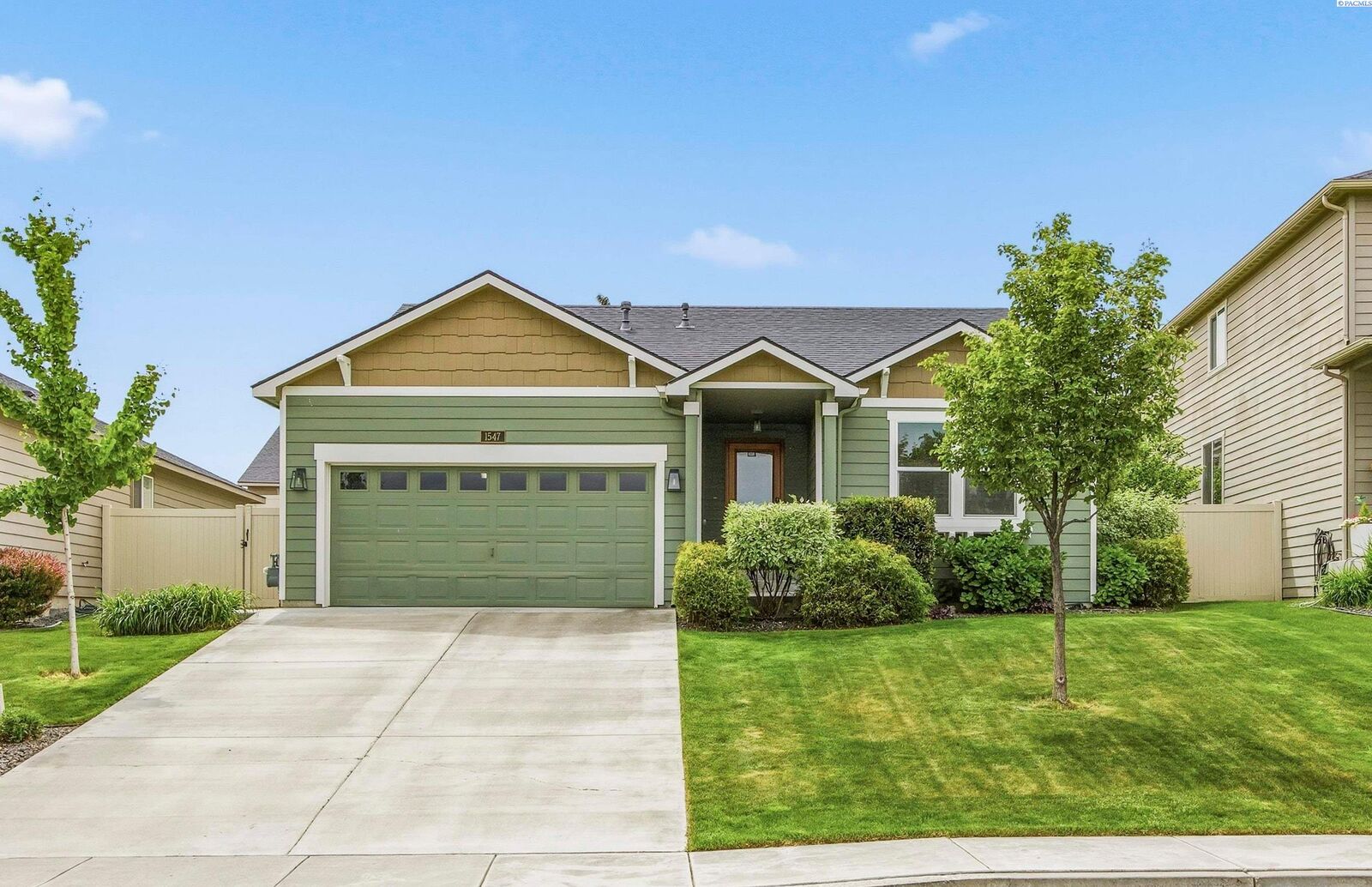 Property Photo:  1547 Purple Sage St  WA 99352 