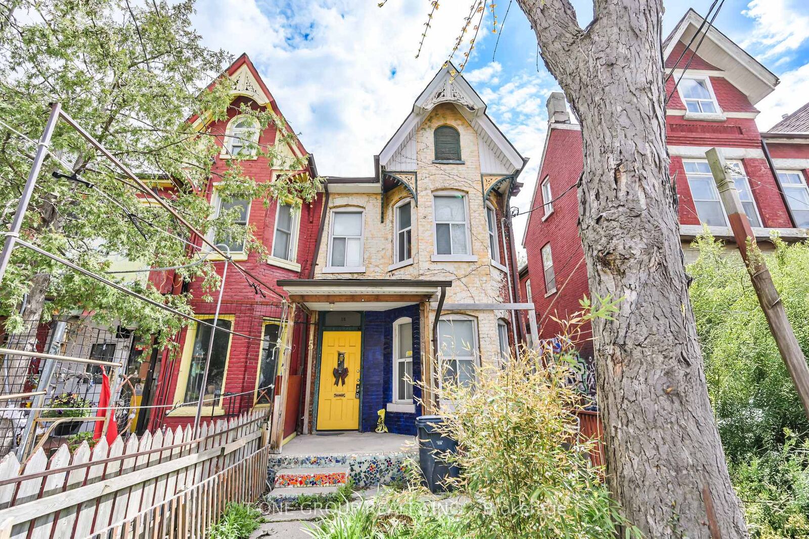 Property Photo: 15 Kensington Avenue ON M5T 2J8