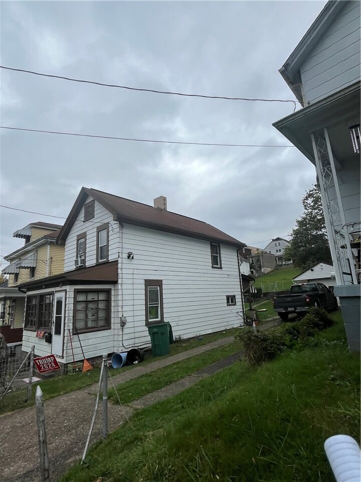 Property Photo:  924 Locust Avenue  PA 15062 