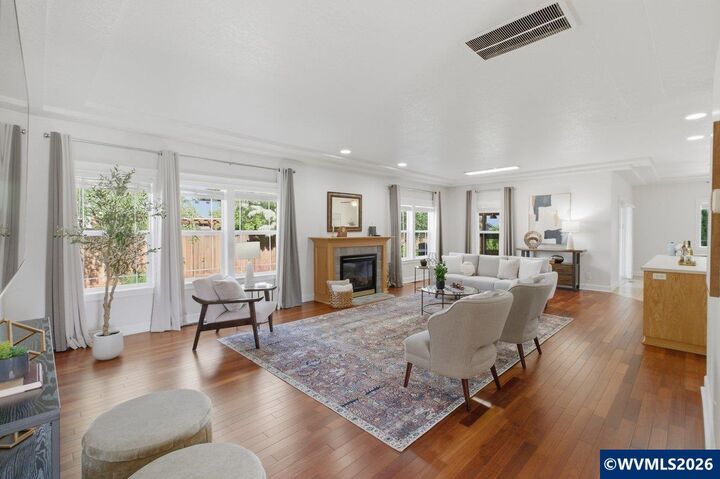 Property Photo:  326 NE Berry St  OR 97385 